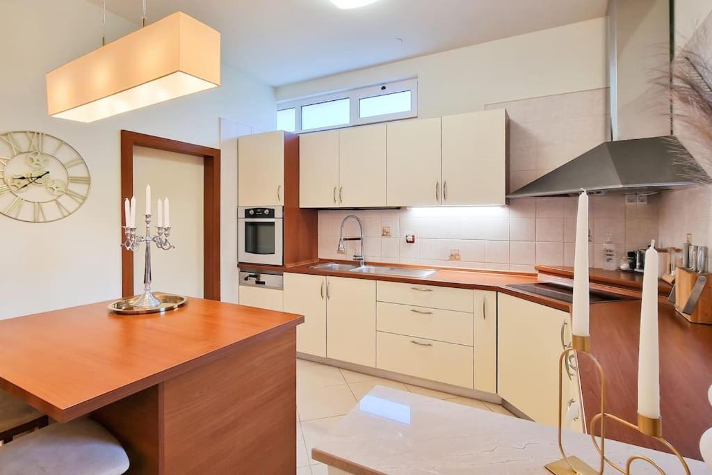 Apartment Kalliope, 200M Sea Kaštela Buitenkant foto